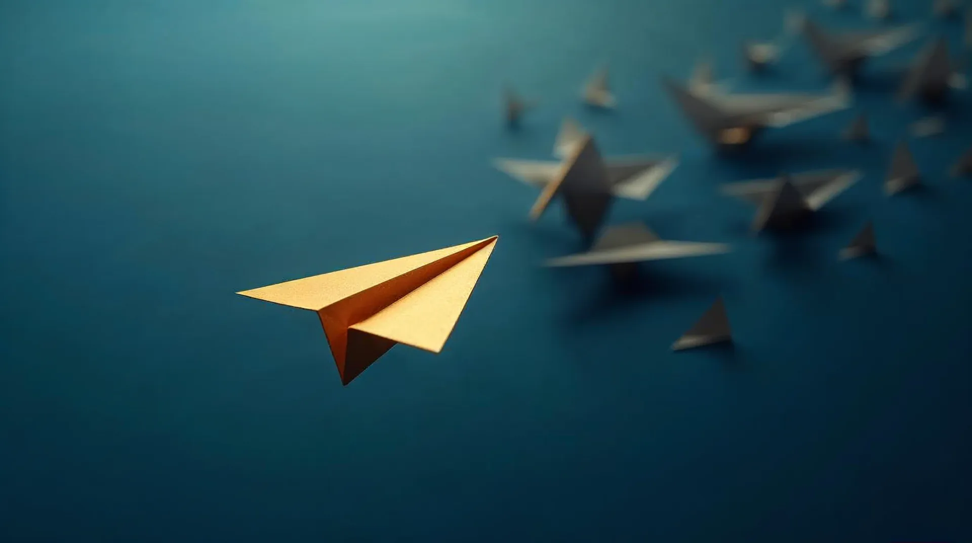 Avión de papel dorado lidera formación de aviones de papel grises