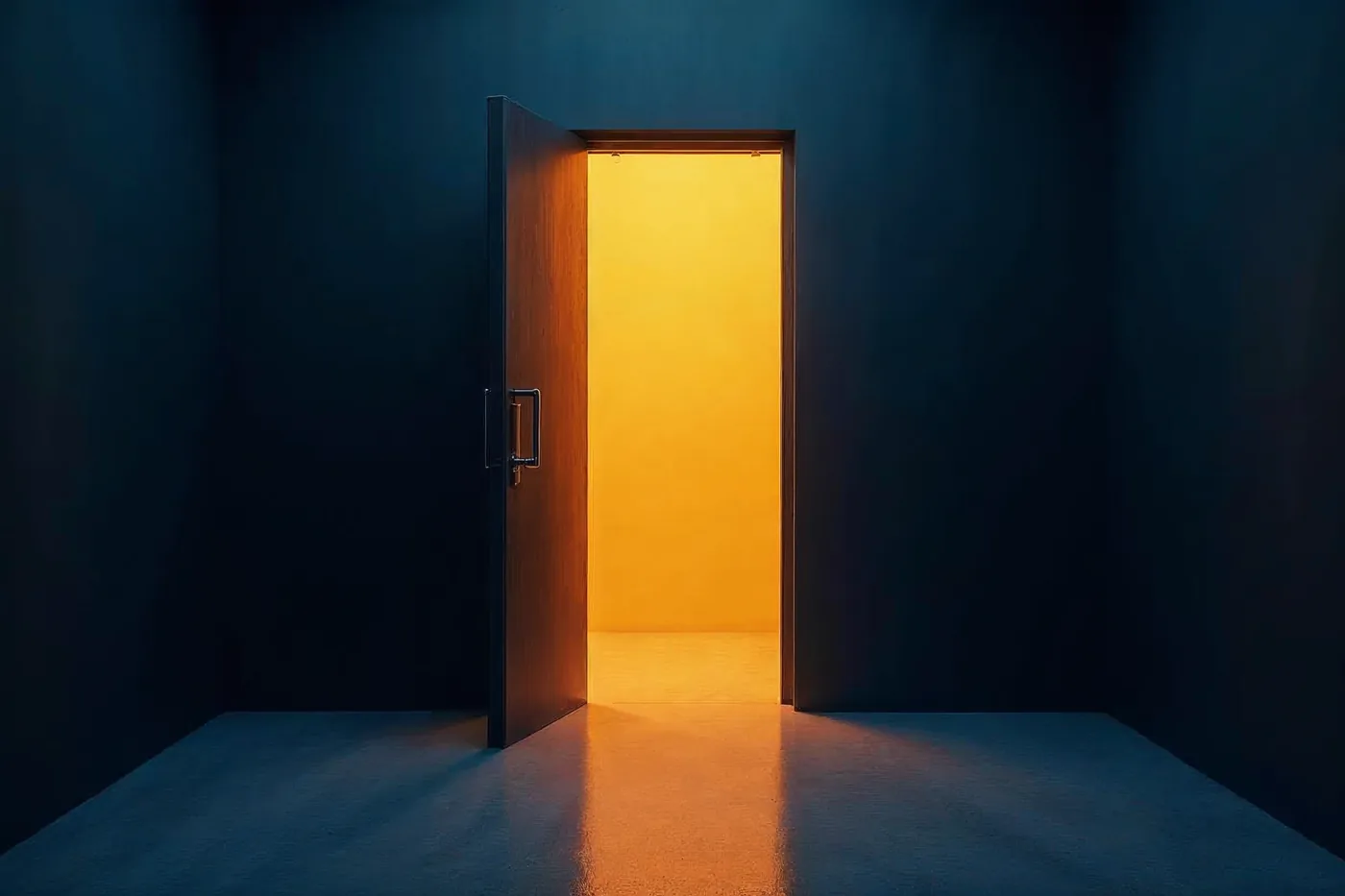 Paso de puerta cálidamente iluminado al final de un pasillo azul oscuro
